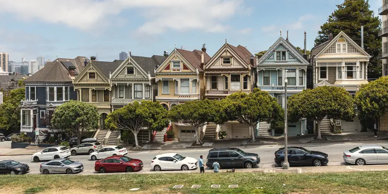 Photo of the Painted Ladies row houses at Alamo Square in San Francisco